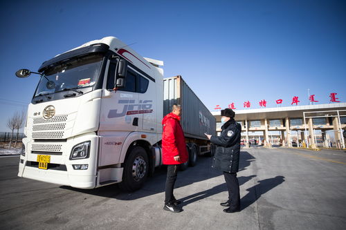 内蒙古二连浩特公路口岸货运通道出入境货车突破15万辆 同比增长50